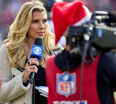 NFL CBS Sideline Reporterin Melanie Collins