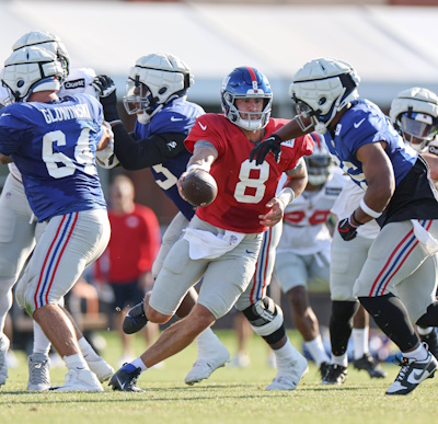 Daniel Jones übergibt an Saquon Barkley