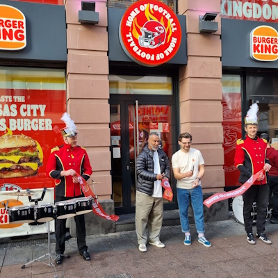 Patrick Esume und Klaus Schmäing eröffnen Home of Football bei Burger King Frankfurt