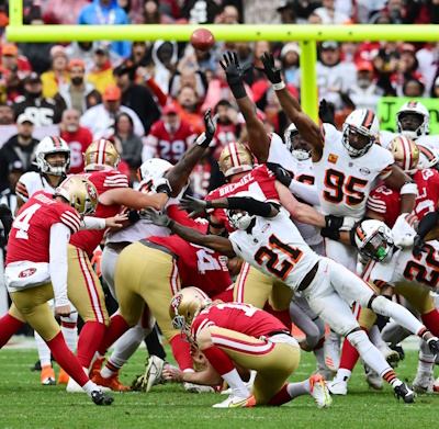 San Francisco 49ers Kicker Jake Moody (4) verschießt gegen die Cleveland Browns