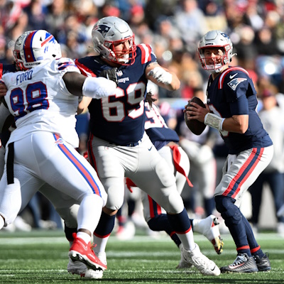New England Patriots Quarterback Mac Jones schaut nach einem freien Receiver