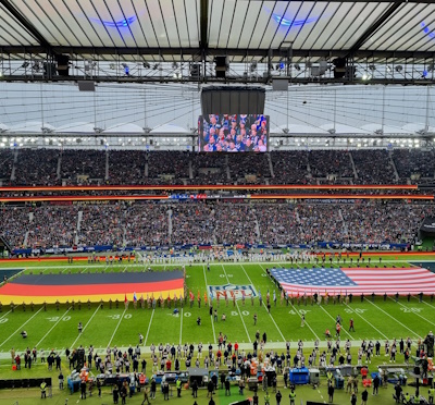 Gänsehautatmosphäre im Frankfurter Stadion bei den Nationalhymnen