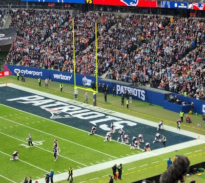 Die Patriots Spieler knien vor dem Spiel vor ihren Fans