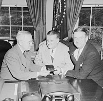 Bert Bell (Mitte) mit Präsident Harry Truman (links) und Preston Marshall, Washington Redskins (rechts)