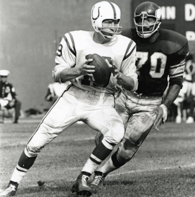 Johnny Unitas (19) Baltimore Colts und Jim Marshall (70) Minnesota Vikings
