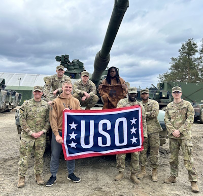 Trey McBride, DeeJay Dallas auf USO Tour mit 3rd Infantry Division