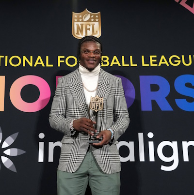 Lamar Jackson mit dem NFL MVP Award 2024
