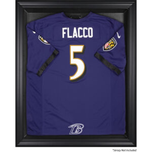 Vitrine mit schwarzem Trikotrahmen der Baltimore Ravens