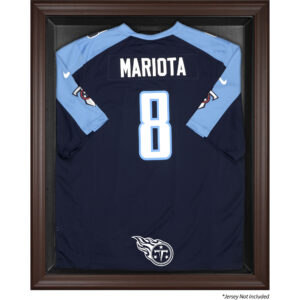 Vitrine mit Logo-Trikot im braunen Rahmen der Tennessee Titans