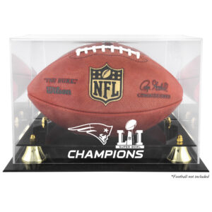 Goldene Vitrine mit dem Logo des New England Patriots-Super-Bowl-LI-Champions im klassischen Football