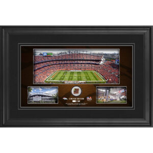 Denver Broncos – gerahmte Stadion-Panoramacollage, 10 x 18 Zoll, mit beim Spiel verwendetem Football – limitierte Auflage von 500 Stück