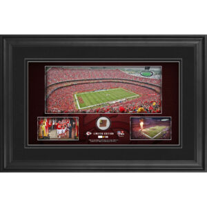 Kansas City Chiefs – gerahmte Stadion-Panoramacollage, 25,4 x 45,7 cm, mit beim Spiel verwendetem Football – limitierte Auflage von 500 Stück