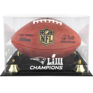 Goldene Vitrine mit dem Logo der New England Patriots für den Super Bowl LIII-Champion