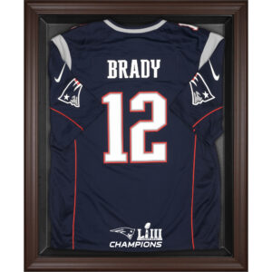 Vitrine mit Trikot-Logo der New England Patriots im Super Bowl LIII-Champions-Rahmen, Braun