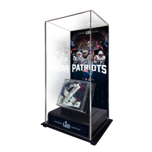 Große Vitrine mit vom Spiel verwendeten Konfetti der New England Patriots für den Super Bowl LIII