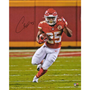 Clyde Edwards-Helaire, Kansas City Chiefs, signiertes Lauffoto, 16 x 20 Zoll