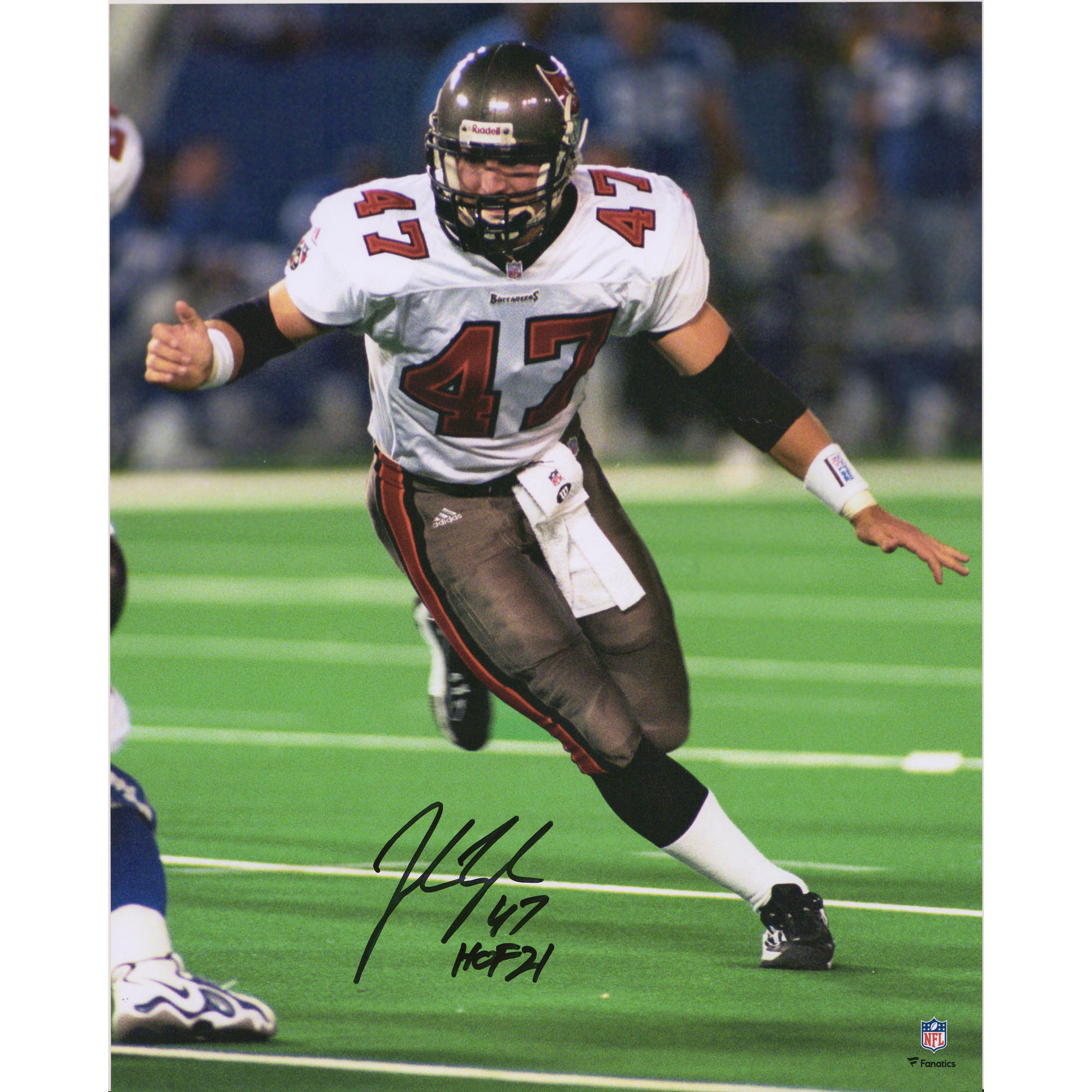 John Lynch, Tampa Bay Buccaneers, signiertes 16 x 20 Zoll großes Rushing Passer-Foto mit der Aufschrift „HOF 21“