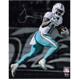 Tyreek Hill Miami Dolphins signiertes 11″ x 14″ Peace Sign Spotlight Foto – Limitierte Auflage von 110