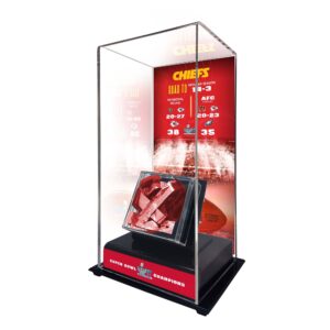 Große Vitrine der Kansas City Chiefs, Champions des Super Bowl LVII, mit beim Spiel verwendetem Konfetti