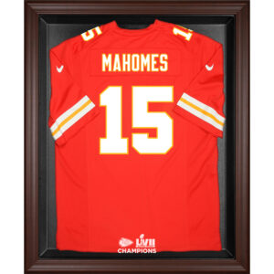 Vitrine mit dem Logo des Super Bowl LVII Champions der Kansas City Chiefs im braunen Rahmen