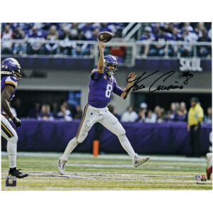 Kirk Cousins, Minnesota Vikings, signiertes 16″ x 20″ großes lila „Throw on the Run“-Foto