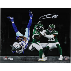 CeeDee Lamb Dallas Cowboys signiertes 11″ x 14″ Flipping Catch Spotlight Foto – Limitierte Auflage von 88