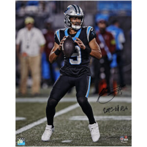 Autogramm von Bryce Young von den Carolina Panthers, 16 x 20 Zoll, vertikales Passfoto im schwarzen Trikot mit der Aufschrift „2023 #1 Pick“