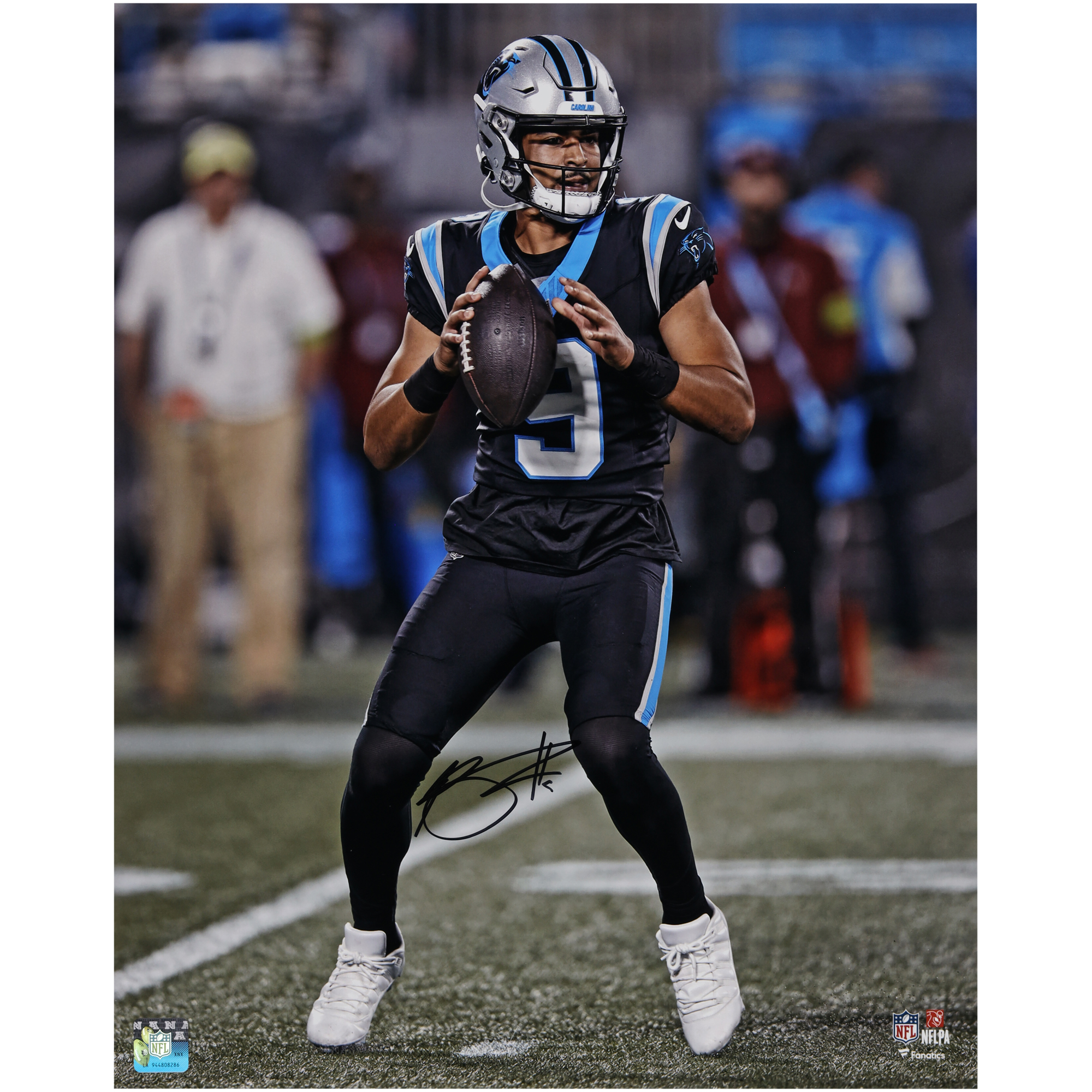 Autogramm von Bryce Young, Carolina Panthers, 16 x 20 Zoll, vertikales Passfoto im schwarzen Trikot