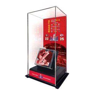 Große Vitrine der Kansas City Chiefs, Champions des Super Bowl LVIII, mit beim Spiel verwendetem Konfetti