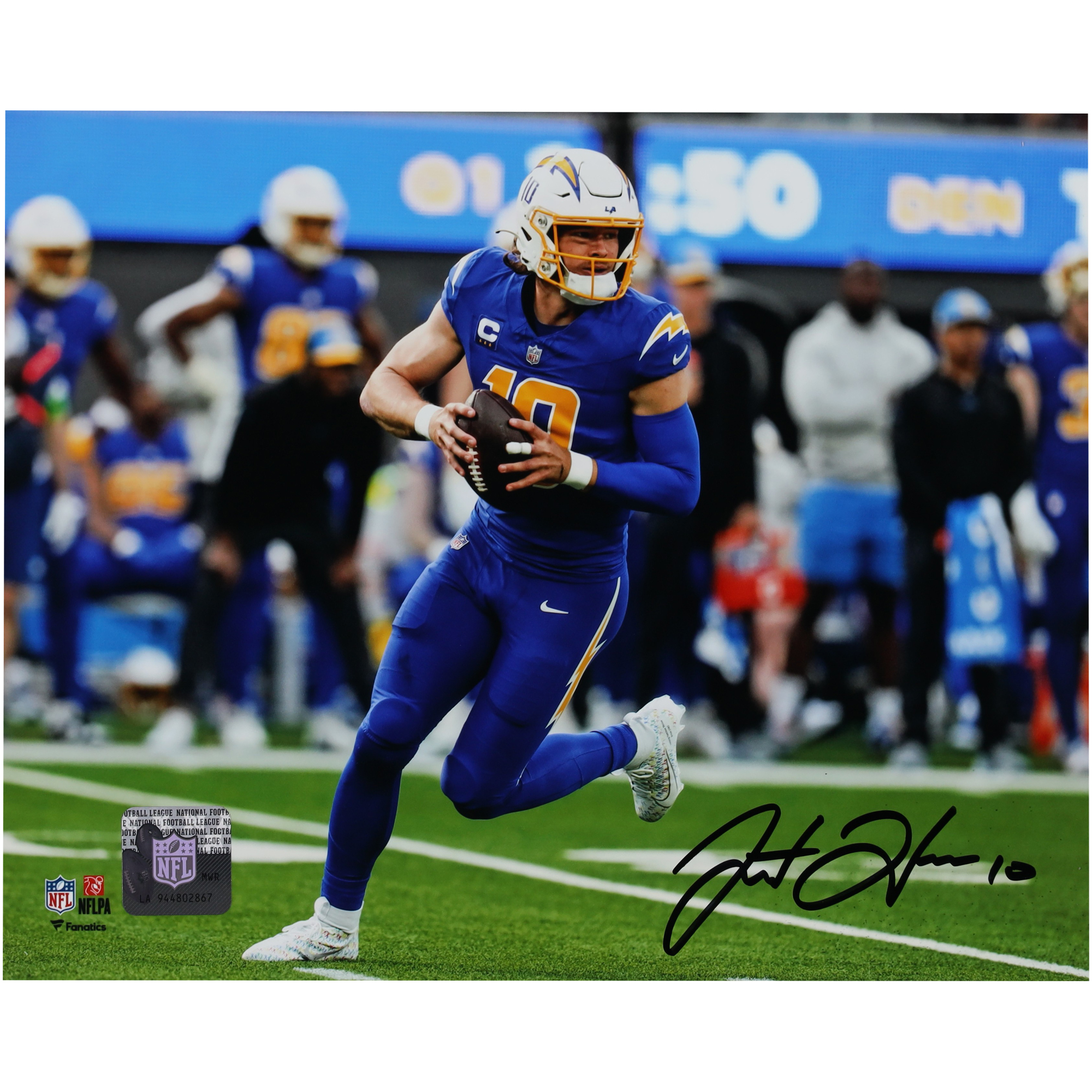 Justin Herbert, Los Angeles Chargers, signiertes 8″ x 10″ Royal Jersey Scrambling-Foto