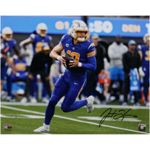 Justin Herbert, Los Angeles Chargers, signiertes 16″ x 20″ Royal Jersey Scrambling-Foto