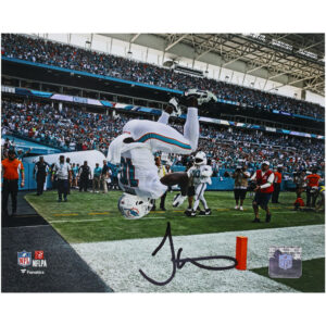 Autogrammfoto der Miami Dolphins von Tyreek Hill ( 11 x 14 Zoll) bei der Feier des Touchdown Flip