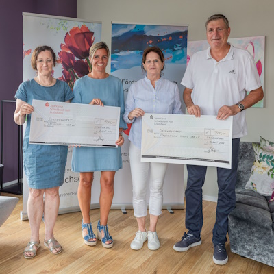 Spendenübergabe mit Christine Tischler (Krebsverein), Nina Wengertsmann (Unicorns), Birgit Messner (Hospiz-Förderverein) und Günter Blendinger (Sportfreunde)