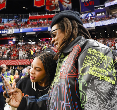 Jay-Z mit Tochter bei der ROC Nation Super Bowl Halbzeitshow