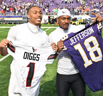 Justin Jefferson links (18) und Stefon Diggs (1) haben nach dem Spiel ihre Trikots getauscht