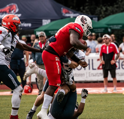 Quarterback Donovan Isom mit dem Ball