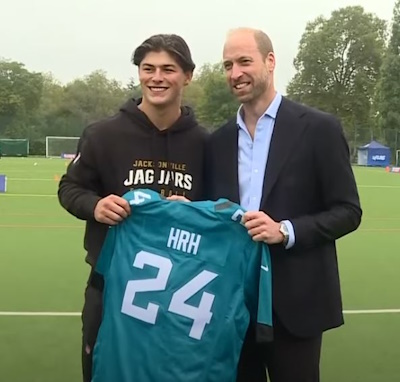 Prinz William zeigt seinen Wurfarm bei der NFL Foundation in UK